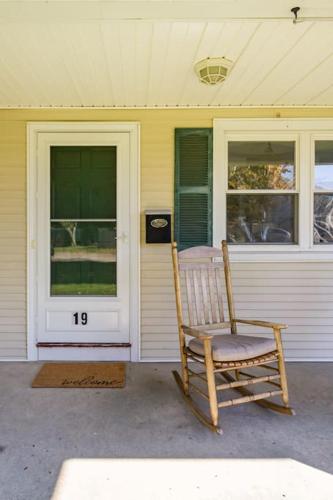 Private Heated Pool - Sparkling Oasis Near Newport & Navy, 4bd 3ba in Middletown, USA
