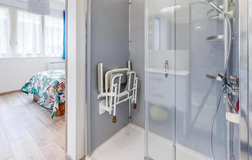 One-Bedroom Apartment image 9