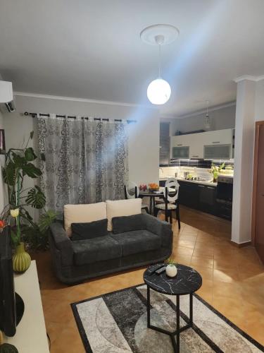 Eden Tiranë (Eden Tirane) in เมเซซ-ฟูเช