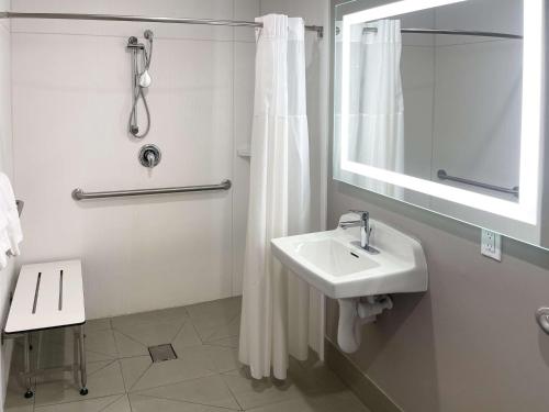 Quadruple Room - Disability Access - Roll in Shower