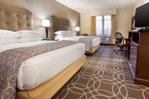 Deluxe Queen Room with Two Queen Beds - Hearing Accessible