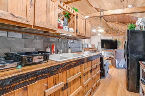 Peaceful Kentucky Countryside Cabin with Porch in Oak Grove, USA