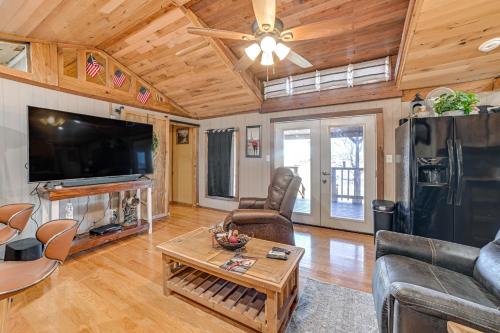 Peaceful Kentucky Countryside Cabin with Porch in Oak Grove, USA