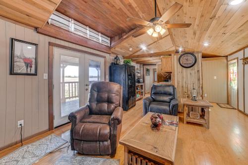 Peaceful Kentucky Countryside Cabin with Porch in Oak Grove, USA