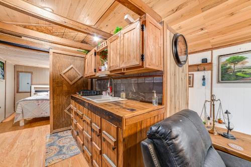 Peaceful Kentucky Countryside Cabin with Porch in Oak Grove, USA