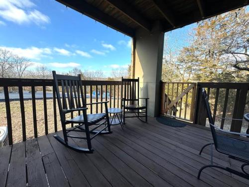 Modern Comfort: Updated Cozy Condo in Indian Point