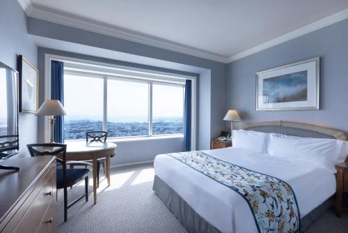 Regular Floor Comfort Double Room with Bay View (57th-59th Floor)