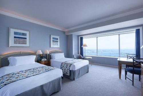 Regular Floor Deluxe Twin Room with Bay View (57th-59th Floor)