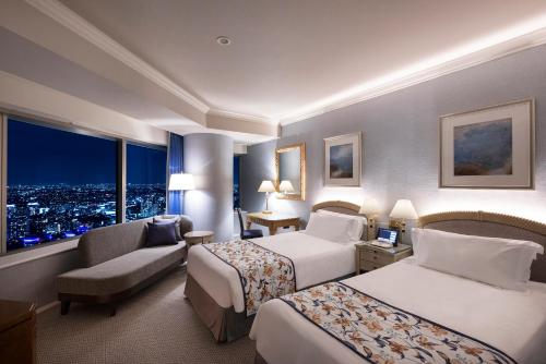 Regular Floor Corner Twin Room with City View (57th-59th Floor)