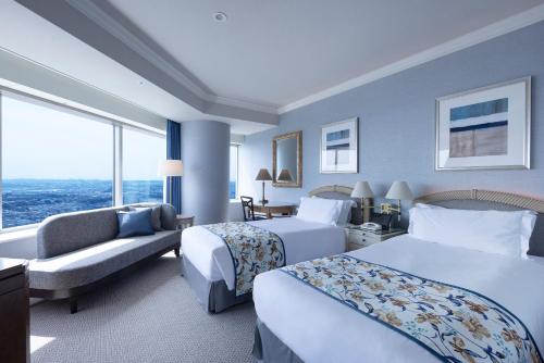 Regular Floor Corner Twin Room with Bay View (57th-59th Floor)