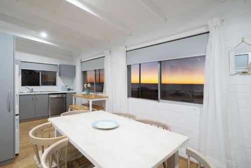 OCEA84 - Quinns Beach Shack: Ocean Views