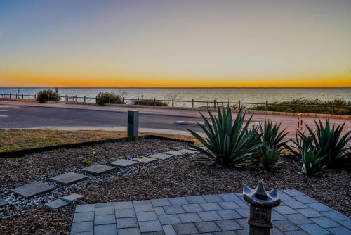 OCEA84 - Quinns Beach Shack: Ocean Views