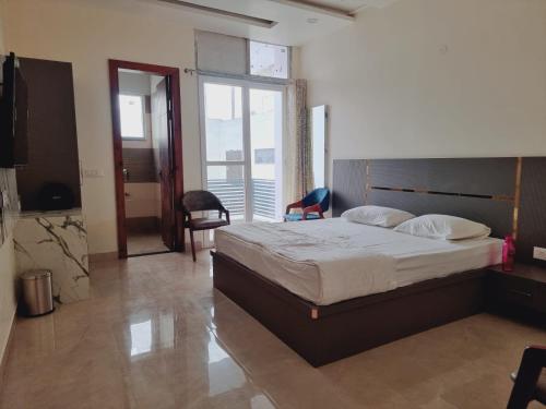 C T Heights Inn in บารัตปุระ