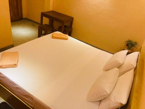 Double Room with Balcony image 7