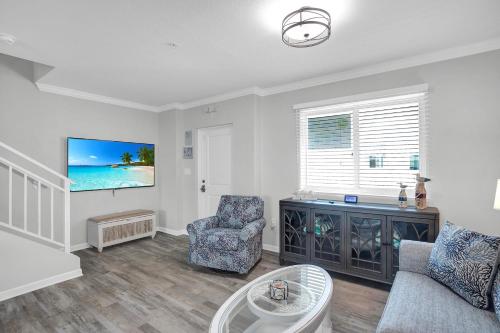 Paradise Palms NEW 1B 2B Desk; Pool; Balcony in Marathon, USA