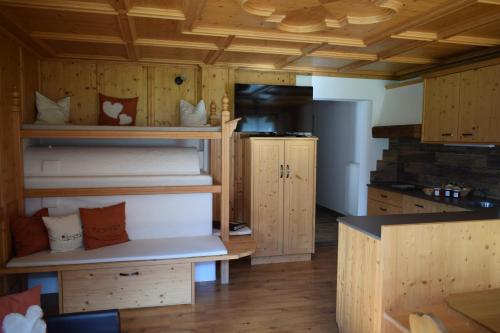 2 bedrooms, 4 beds