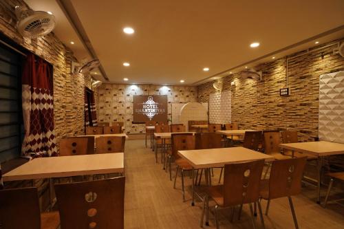 Restaurant, OYO 45346 Hotel Shantinivas in Salanpur