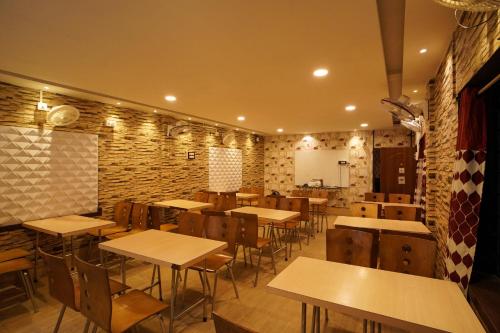 Restaurant, OYO 45346 Hotel Shantinivas in Salanpur