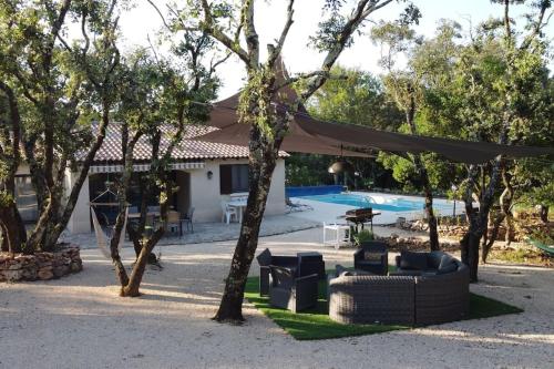 Villa avec piscine sur terrain clôt - Location, gîte - Méjannes-le-Clap