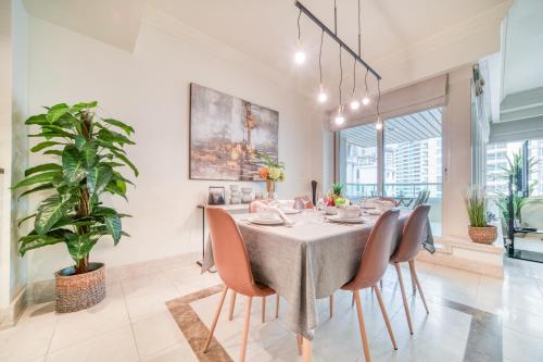 Luxurious 2-BR Apartment with Study Room - Dubai Marina - main image