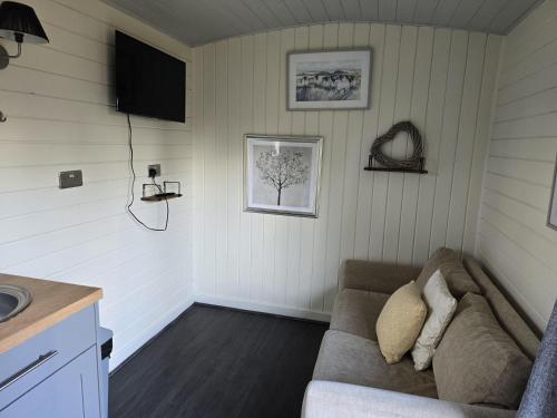 Glamping Hut - Riverside 1 Glamping Hut - Riverside 1