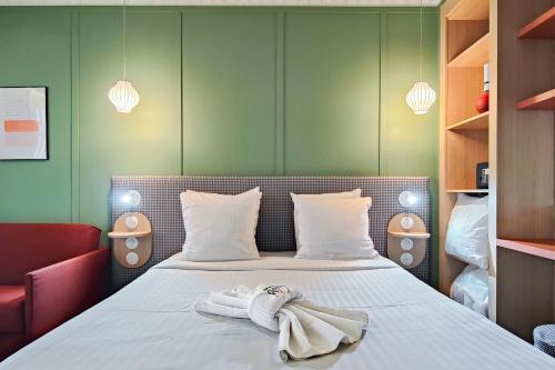 1 queen bed, 1 sofa bed