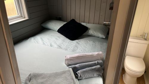 Cabin - Sleeps 2 hot tub & parking