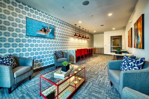 Stunning Westgate CozySuites by stadium with pool 4