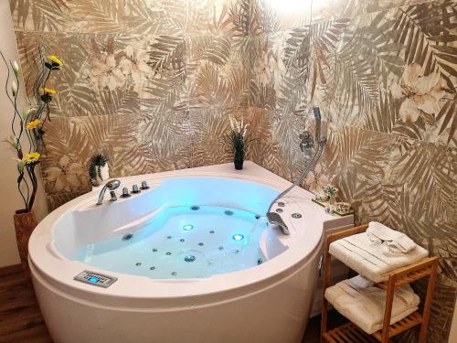 Deluxe Suite with Spa Bath