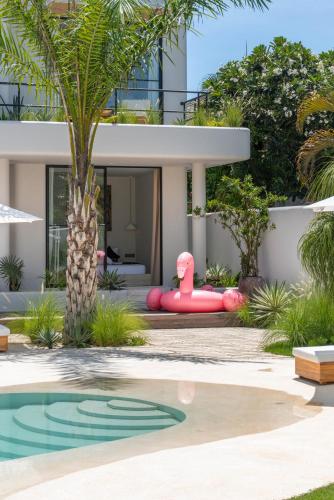 Berawa Breeze - Chic 4BR Beachside Oasis with Sauna - image 2