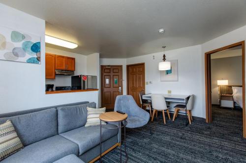 1 Bedroom Suite, 1 Queen, Sofa bed