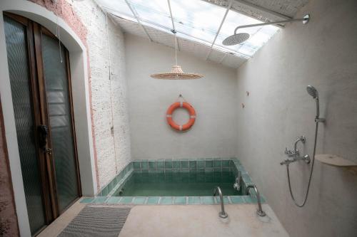 Shower, Circle in Anjuna