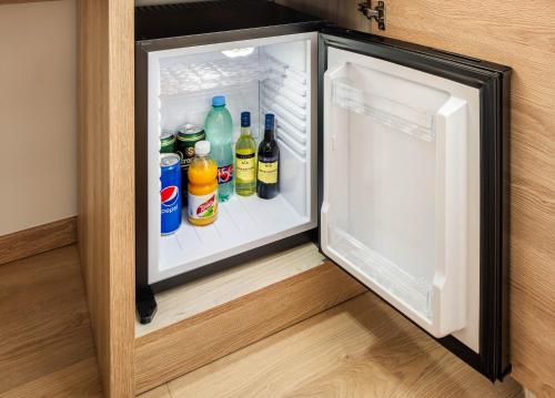 Deluxe Double or Twin Room with Free Minibar image 6
