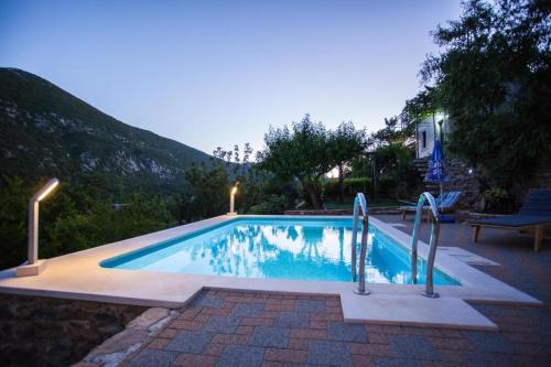 泳池, Holiday home in Omis with terrace, air conditioning, WiFi, washing machine 5202-1 in 奧米斯