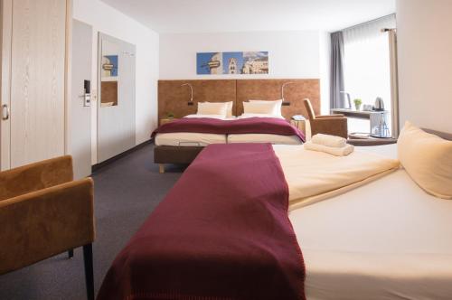 1 queen bed, 1 bunk bed