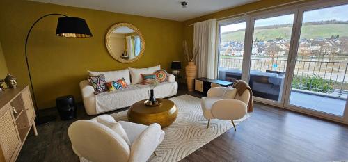 Elegant Apartment with Direct River View, Balcony and Parking in Bernkastel-Kues in 貝恩卡斯特爾-庫斯