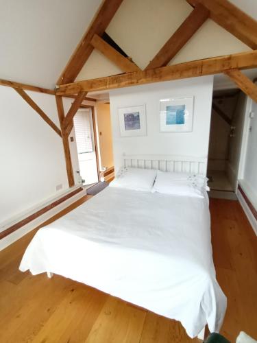 B&B Haslemere - LITTLE OAK - Kingsize Double Oak Studio - Sleeps 2 - Quirky - Rural - Bed and Breakfast Haslemere