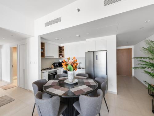 Contemporary 2BDR with Downtown views-28 - image 6