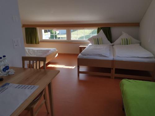 1 queen bed, 2 twin beds