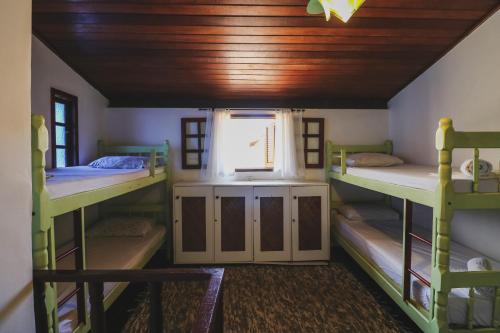 1 queen bed, 2 bunk beds