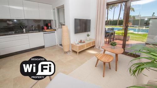 Apartment with Pool View