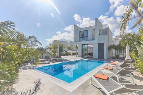 Villa with Private Pool room in Almaria Villas