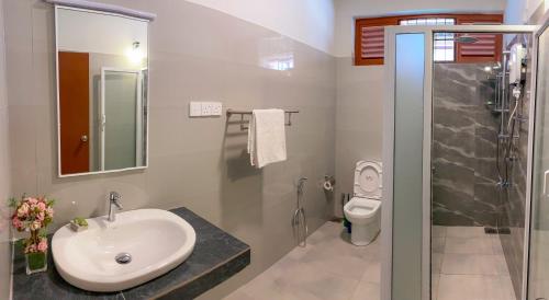 Shower, A & N Anchorage Rented Home 60 sq m Approved by Sri Lanka Tourism Development Authority in Nawala Area