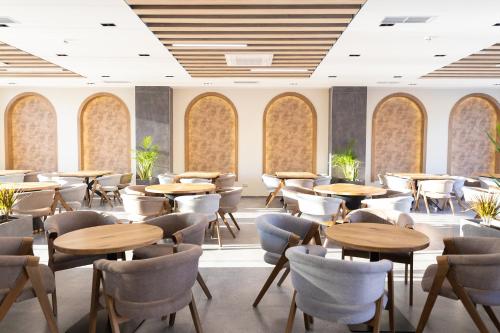 La Terrazza Hotel & Restaurant in เฟริซาจ