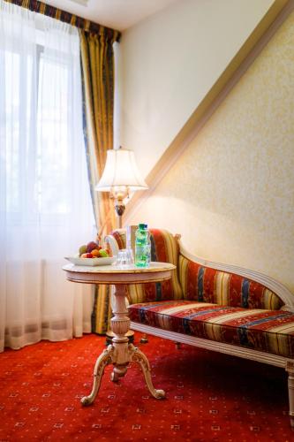 Deluxe Double or Twin Room image 4