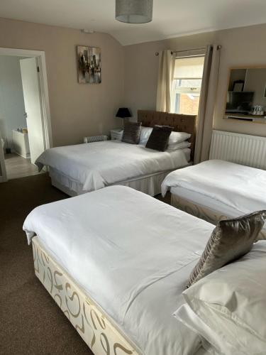 1 double bed, 2 twin beds