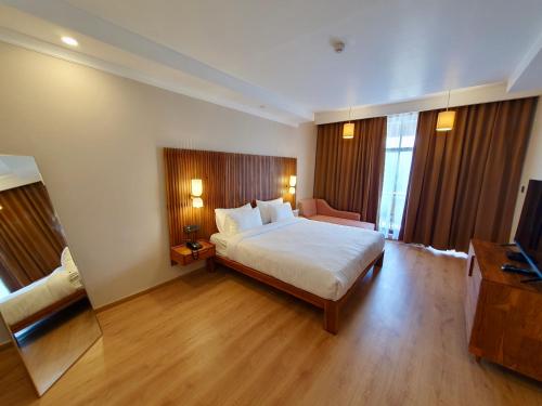 Superior King Room image 4
