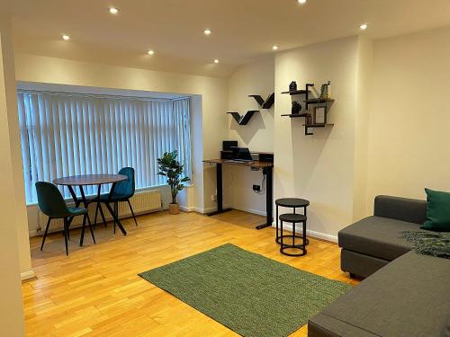 133C HiBrid Home — other in 133C Fern Hill Road, Oxford, OX4 2JR, United Kingdom