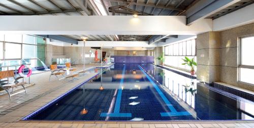 Swimming pool, Howard Plaza Hotel Hsinchu near Xinyue Beach