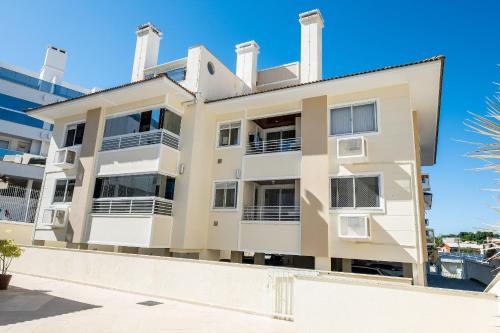 Apto com piscina a 2min da praia CAC106